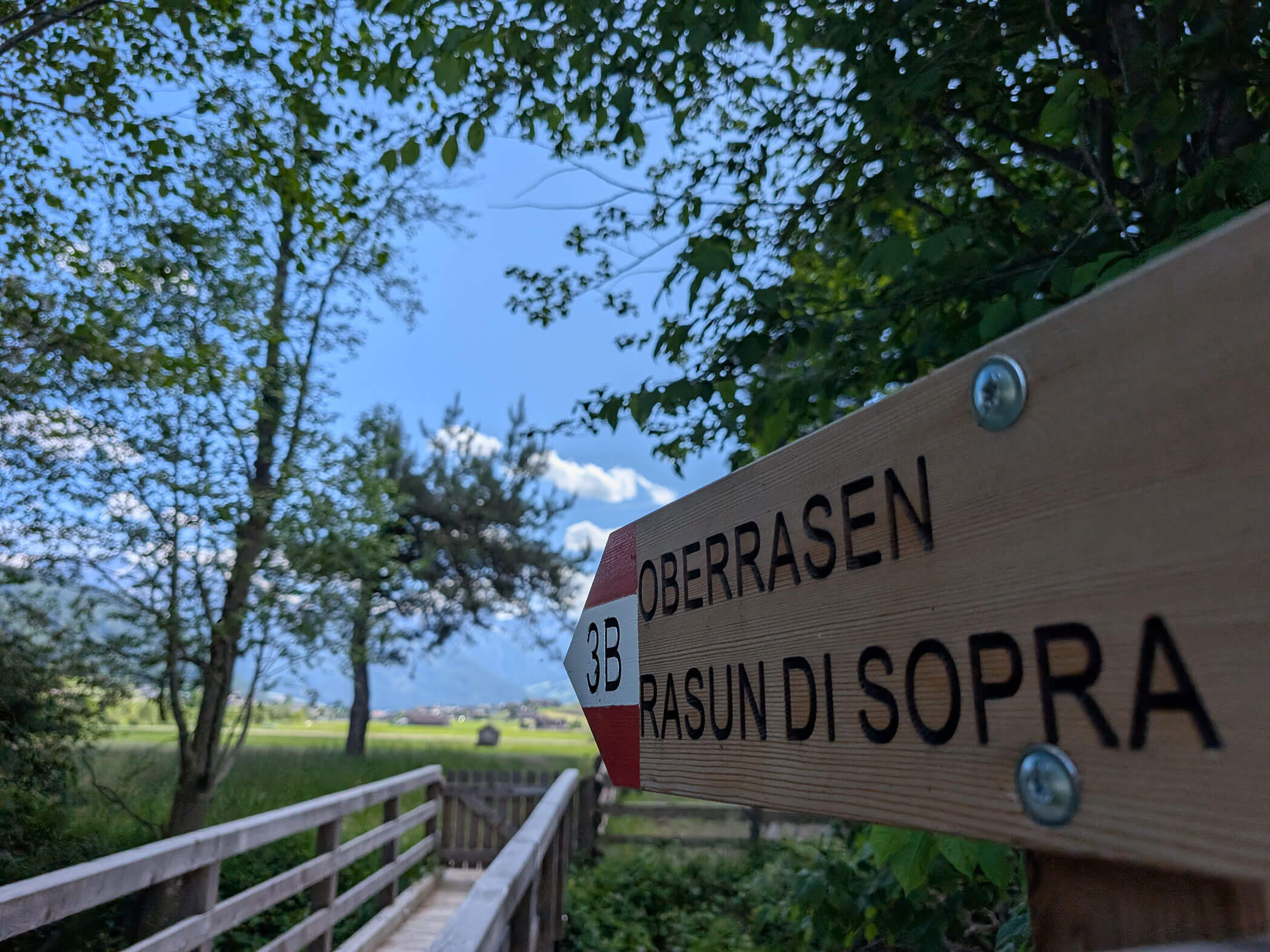 Wegweißer der in Richtung Oberrasen zeigt - Branterhof