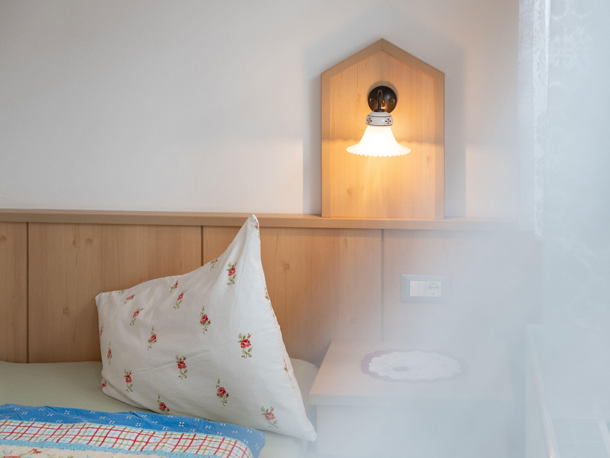 Kissen auf dem Bett im Apartemnt Dreifinger und Piz da Peres - Branterhof
