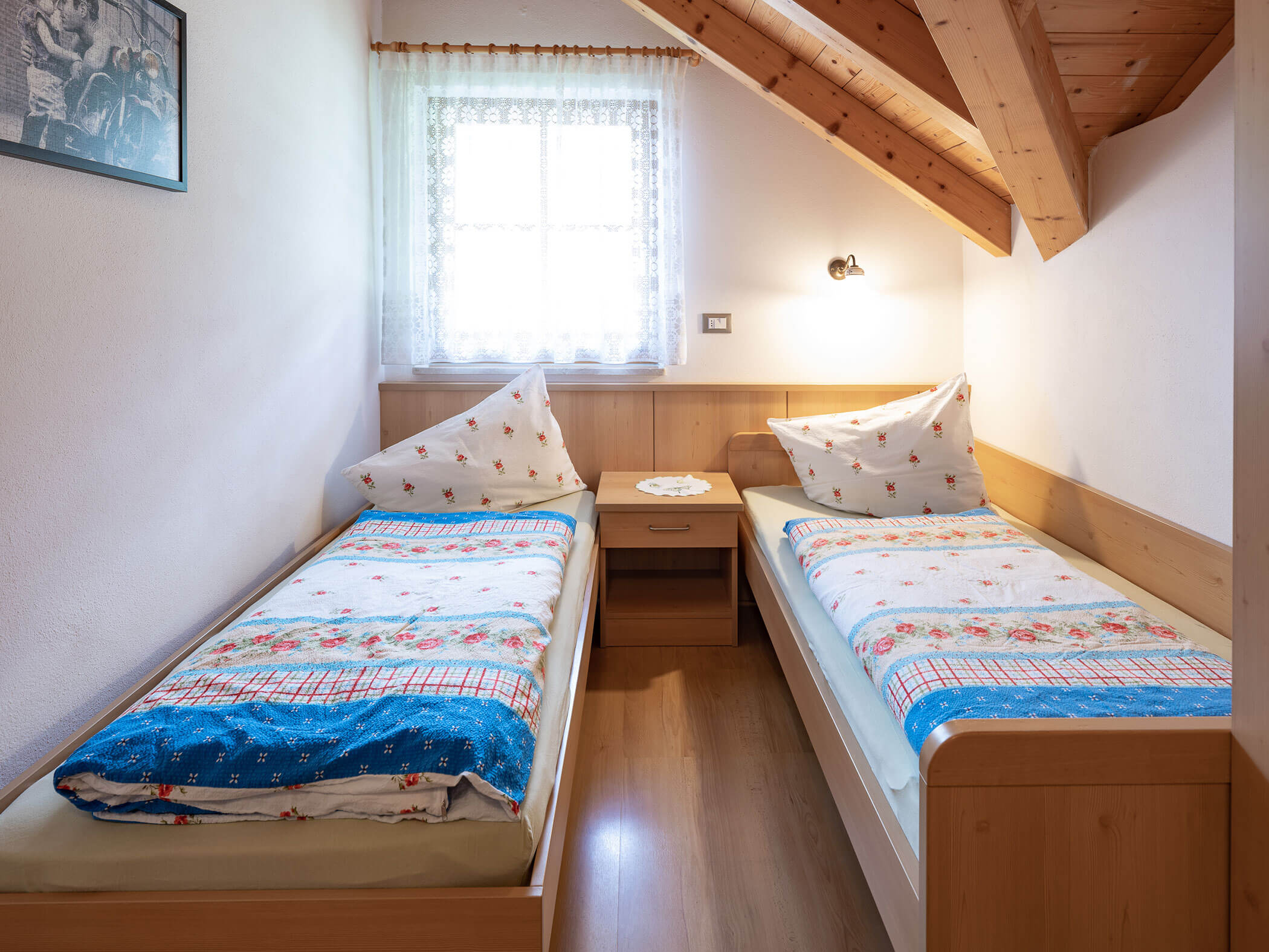 Schlafzimmer mit zwei Einzelbetten im Apartment Dreifinger und Piz da Peres - Branterhof