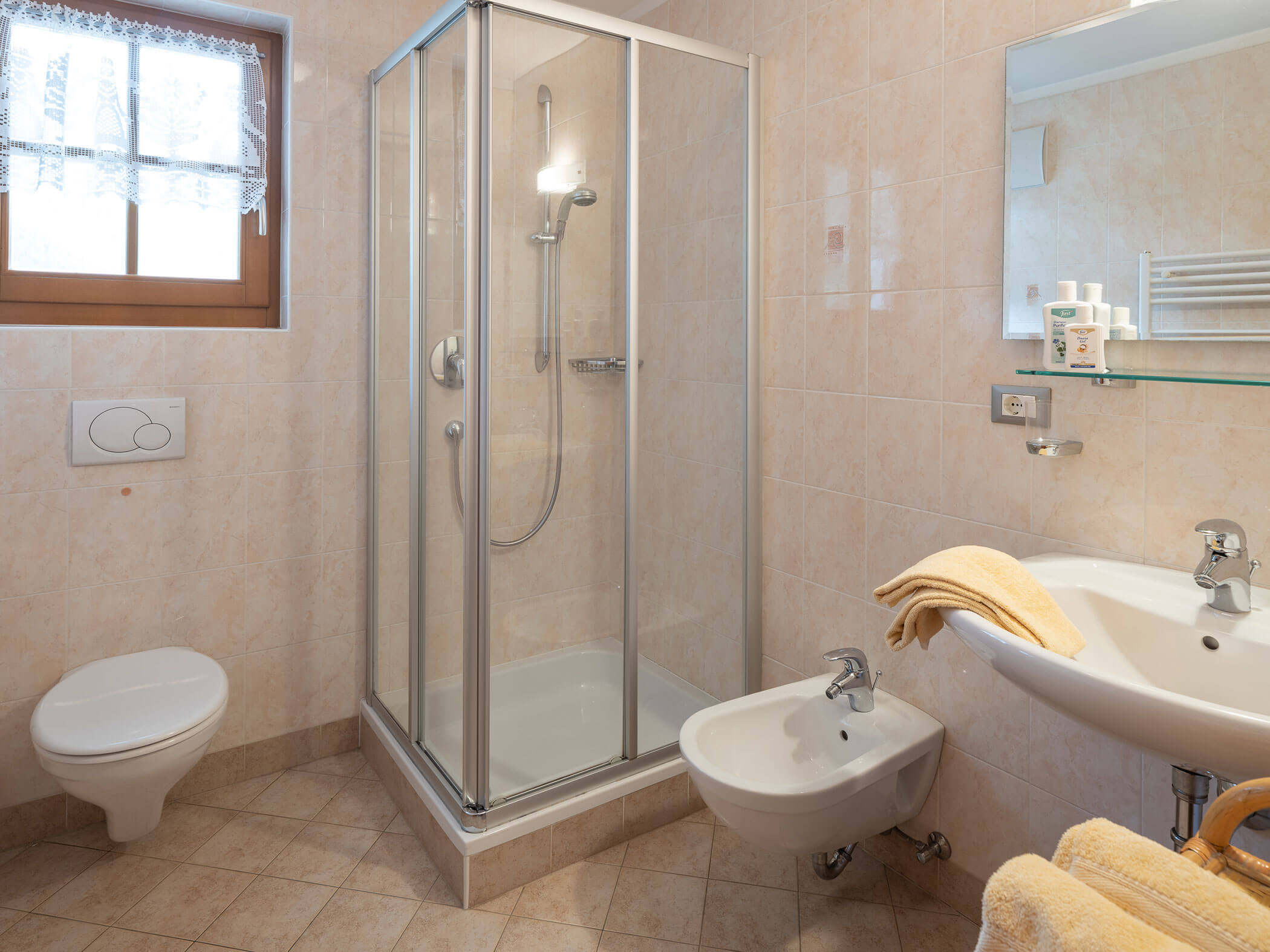 Badezimmer mit Waschbecken, Spiegeln, WC, Bidet und Dusche im Apartment Hochnall - Branterhof