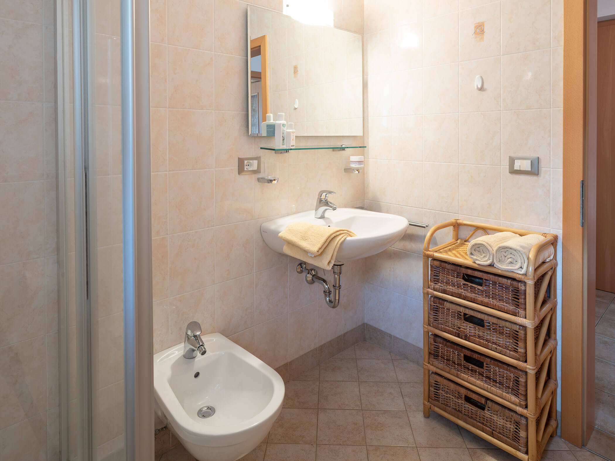Badezimmer mit Ablage für Handtücher im Apartment Hochnall - Branterhof