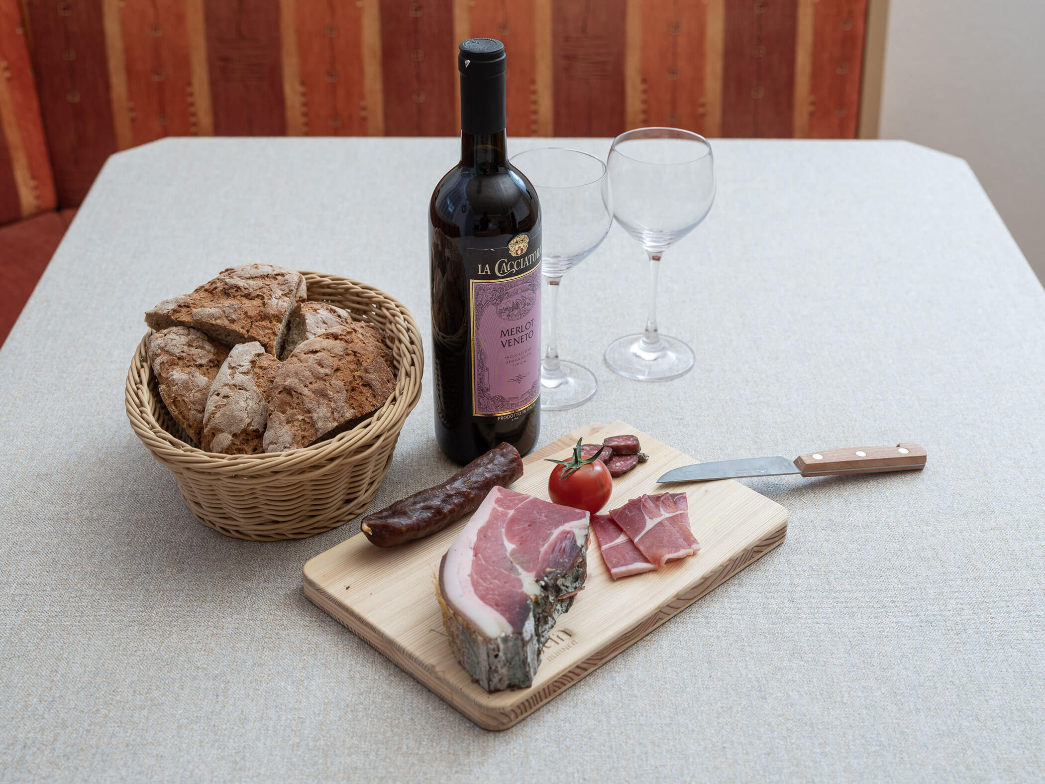 Esstisch mit Brot, Wein und Speck - Brantehof