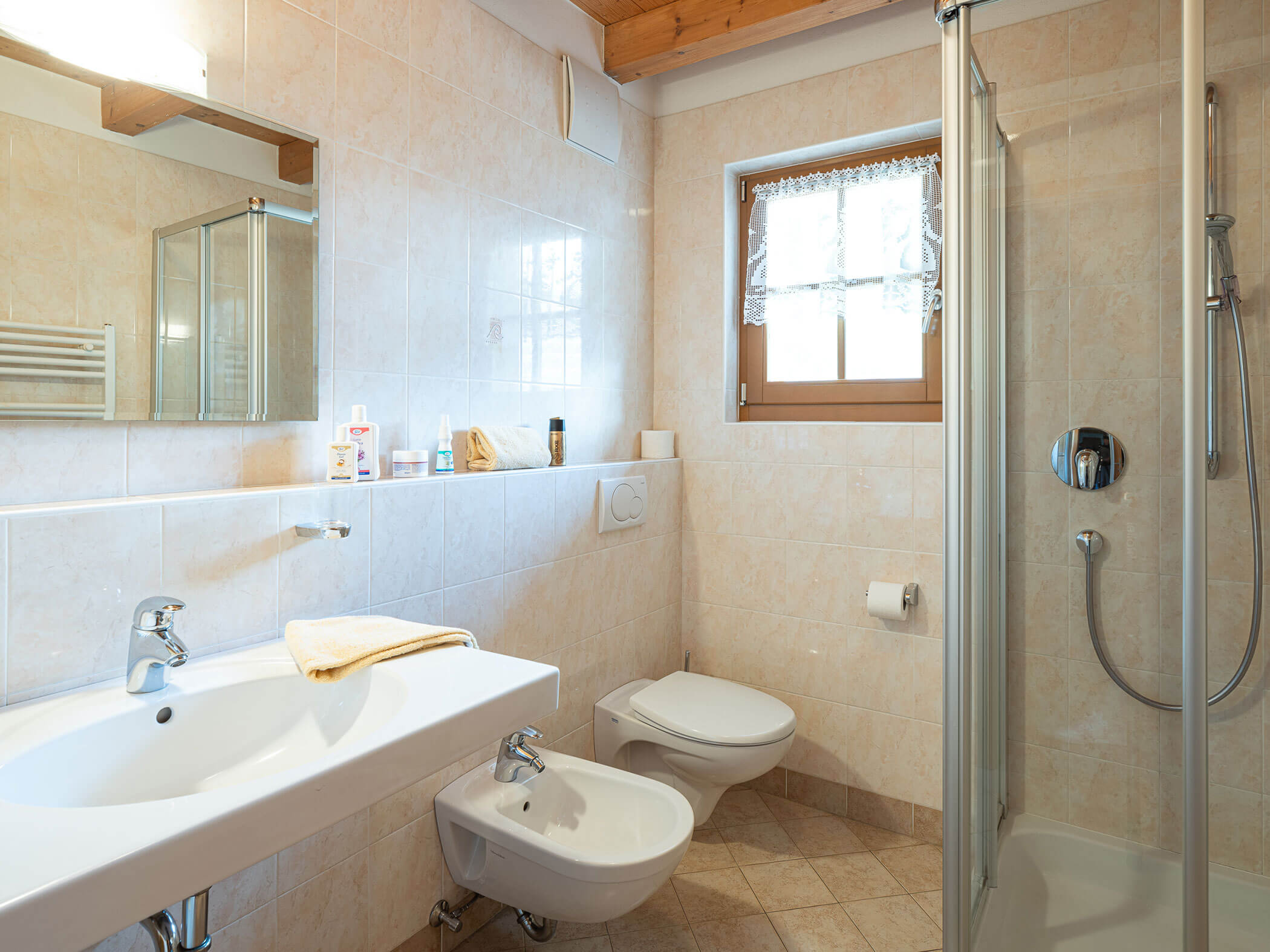 Badezimmer mit Waschbecken, Bidet, WC und Dusche im Apartment Wildgall - Branterhof