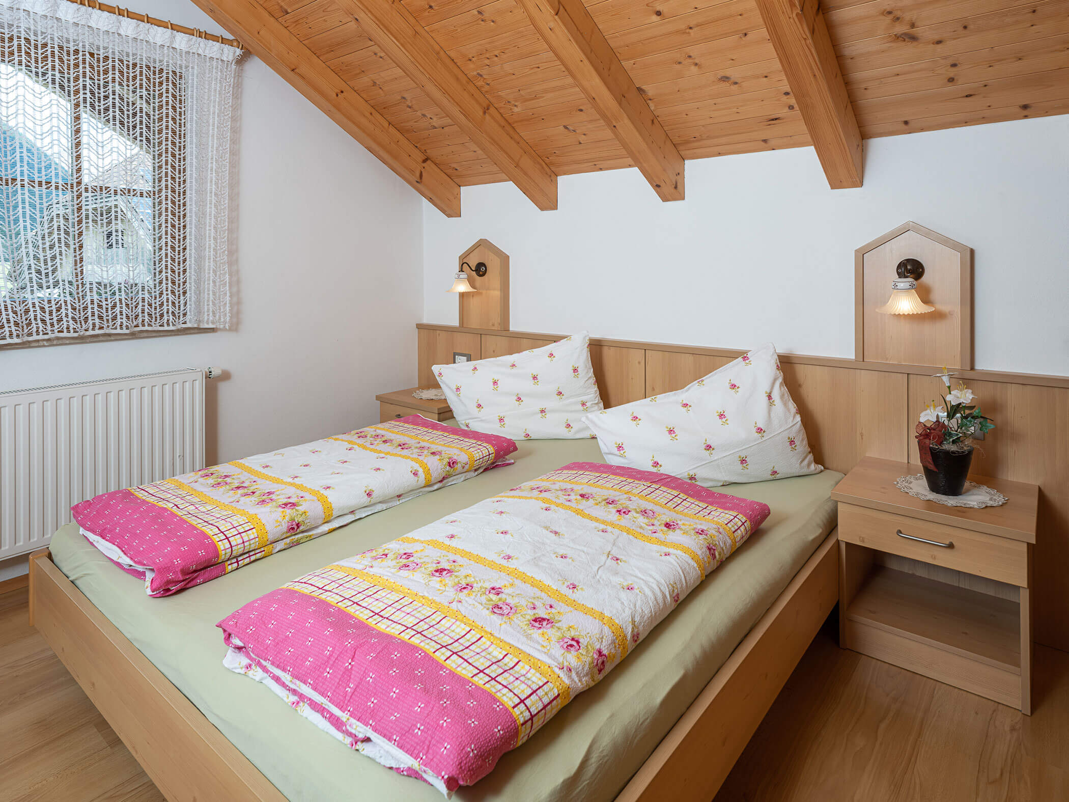 Schlafzimmer mit Doppelbett im Apartment Wildgall - Branterhof