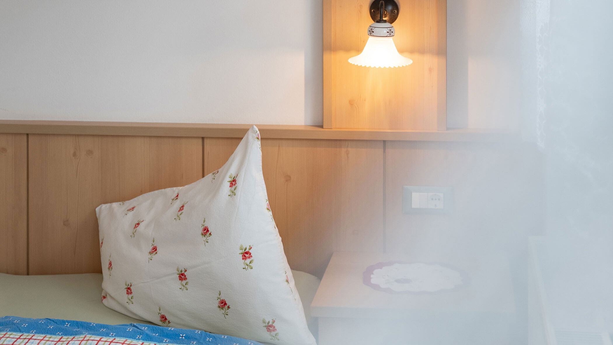 Pillows on the bed in the Dreifinger and Piz da Peres apartment - Branterhof