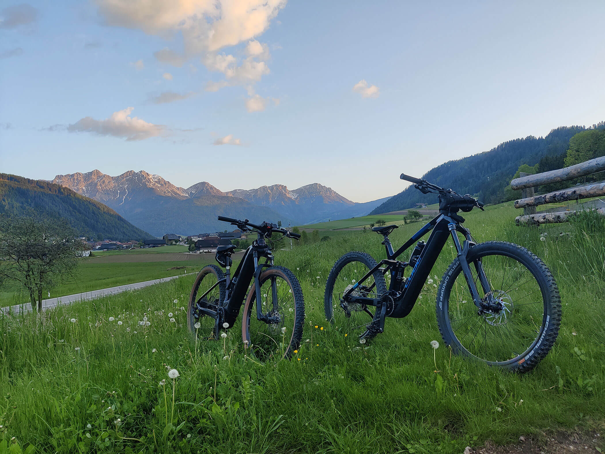 Zwei E-Bikes auf einer grünen Wiesen am Abend - Branterhof