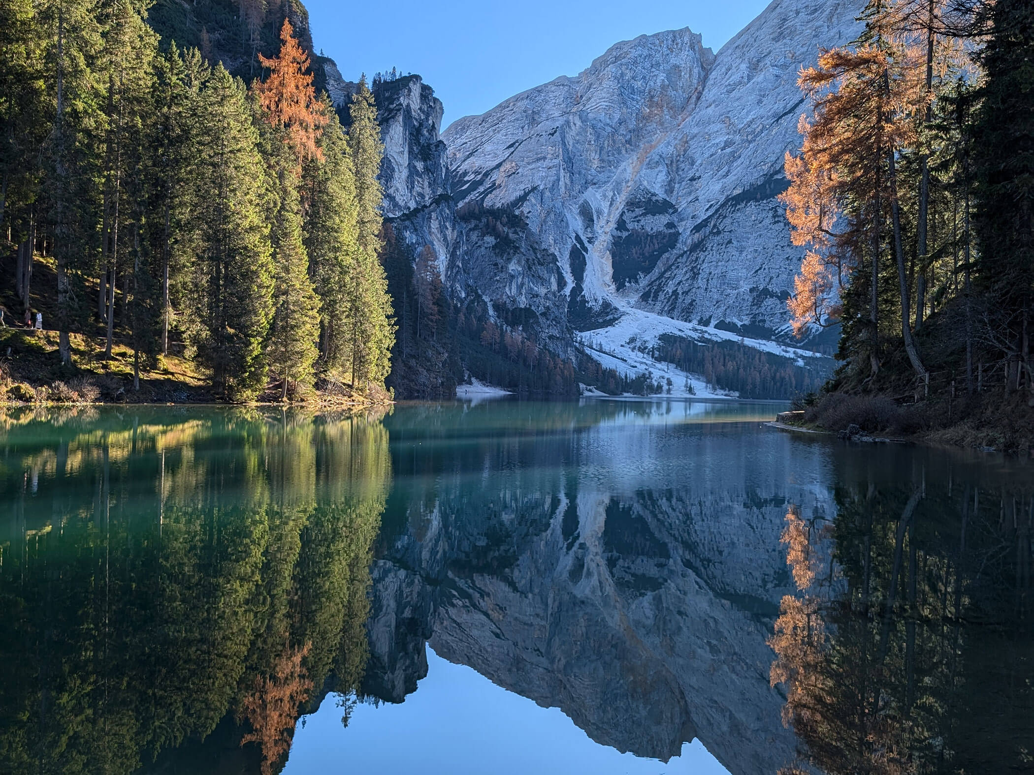 Der Pragser Wildsee im Herbst - Branterhof