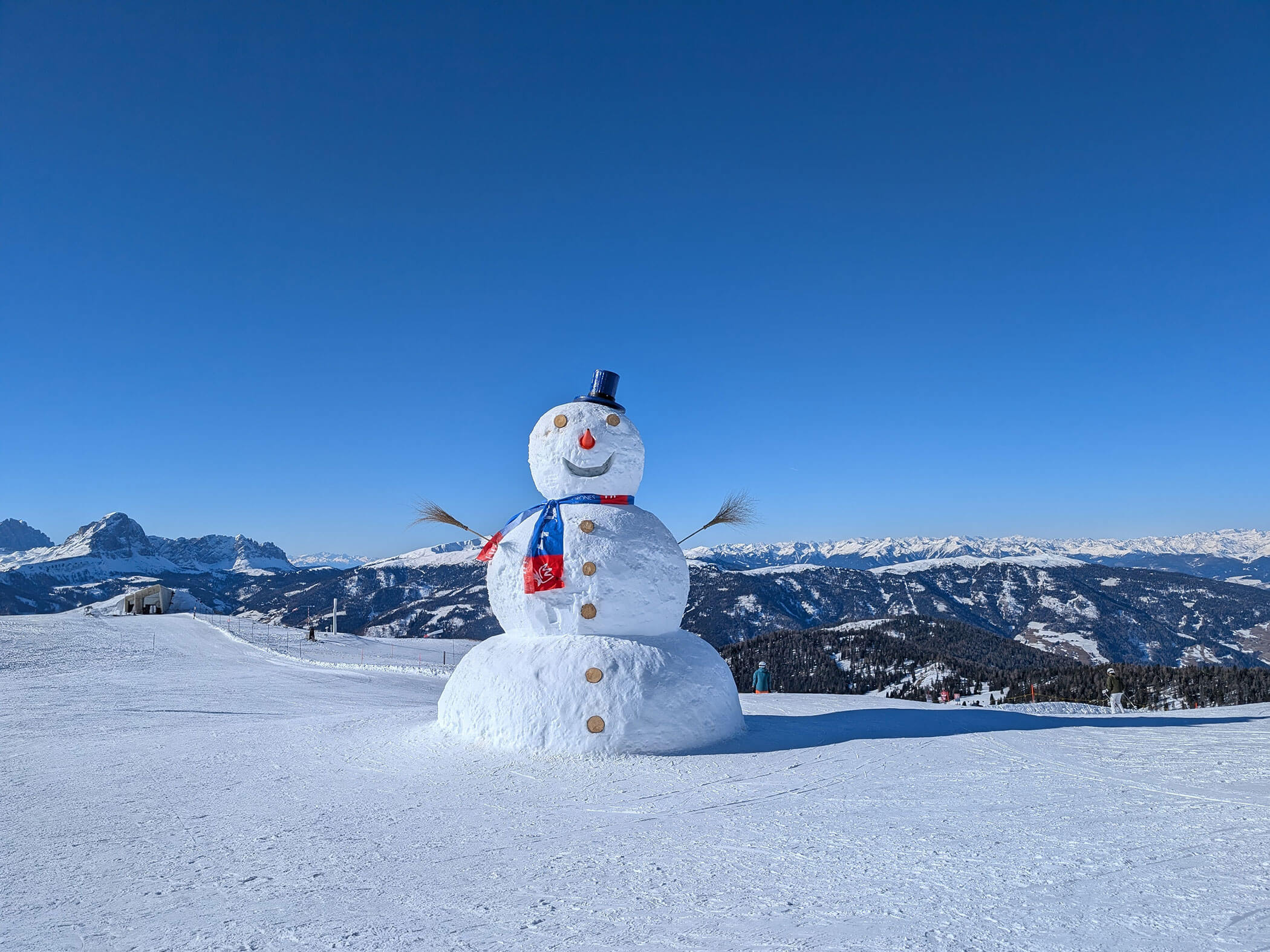 Ein großer Schneemann im Skigebiet Kronplatz - Branterhof