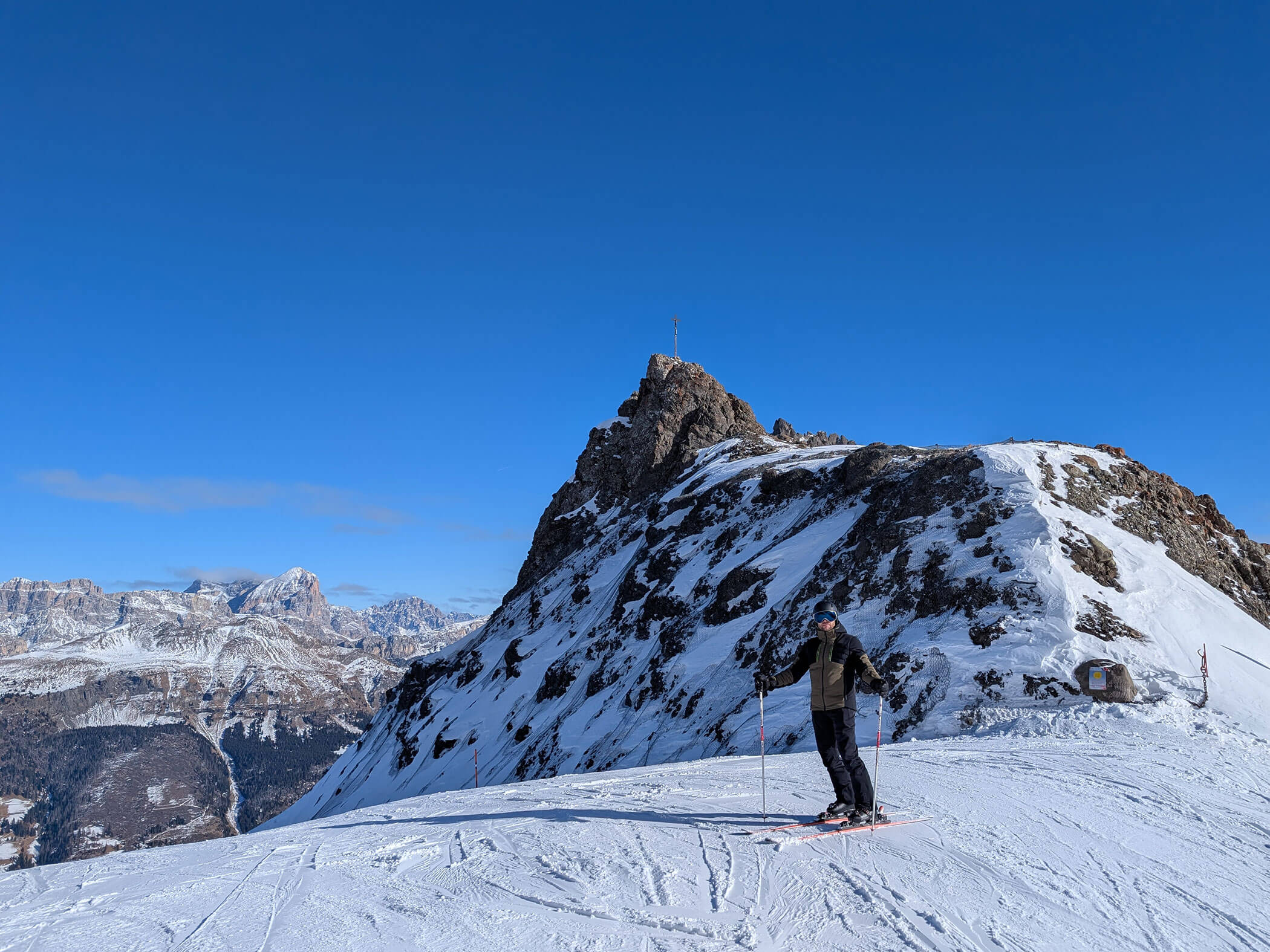 Skifahrer steht mit de Skiern auf der Piste - Branterhof