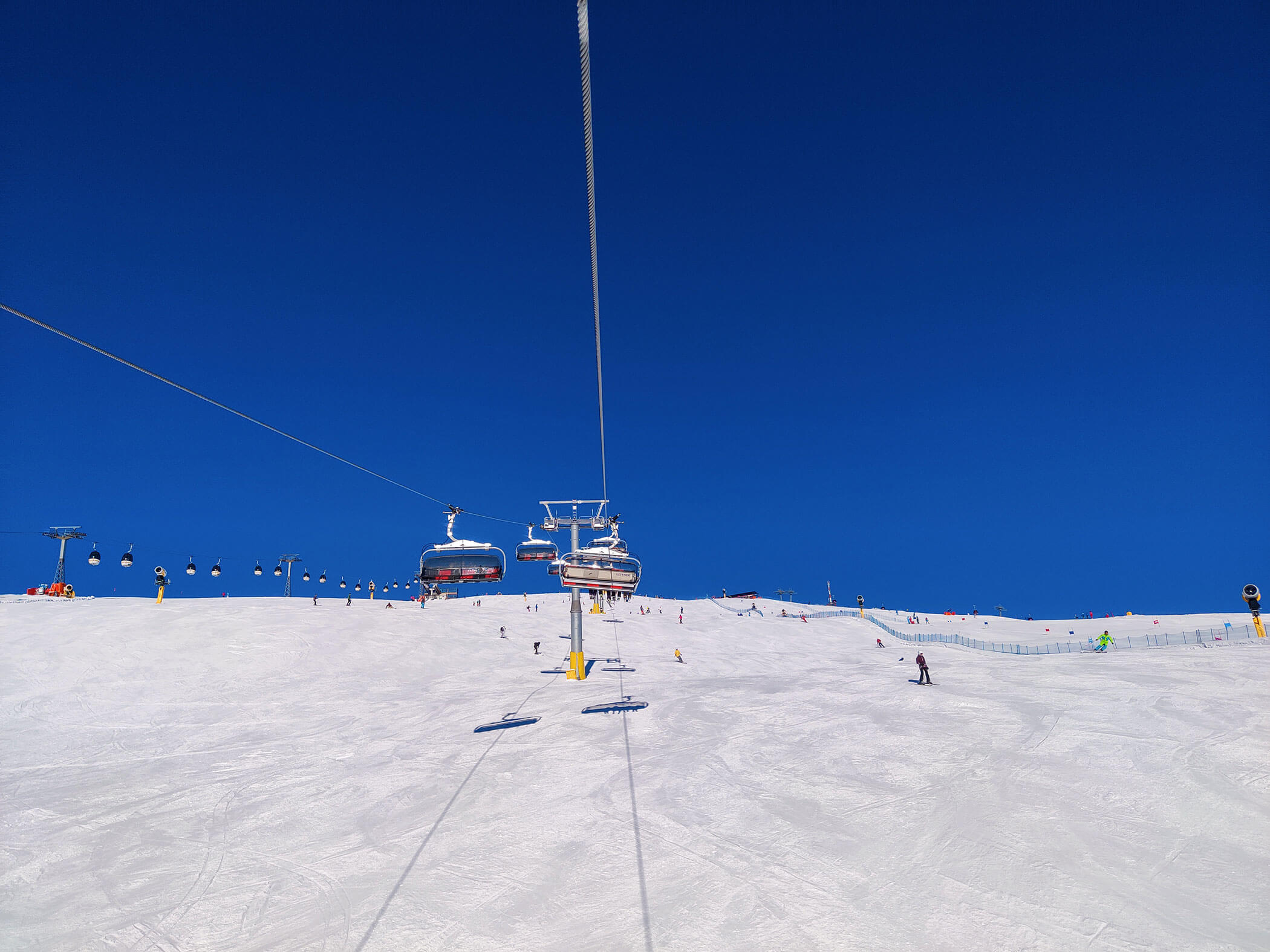 Skipiste mit Gondeln im Skigebiet Kronplatz - Branterhof